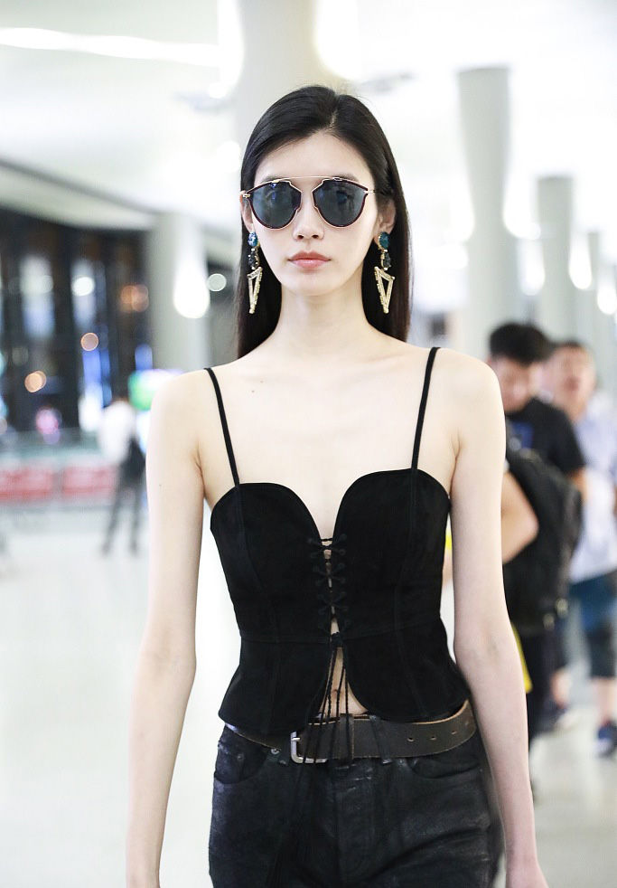 奚梦瑶机场性感吊带长腿图集，时尚性感，气质非凡!