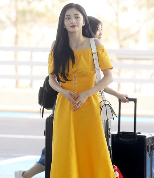 周洁琼穿收腰裙却暴露了缺点,腰部没有一点曲线,还是换衣服吧!