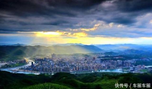 湖北一个被陕西三面包围的县，距离武汉500多公里