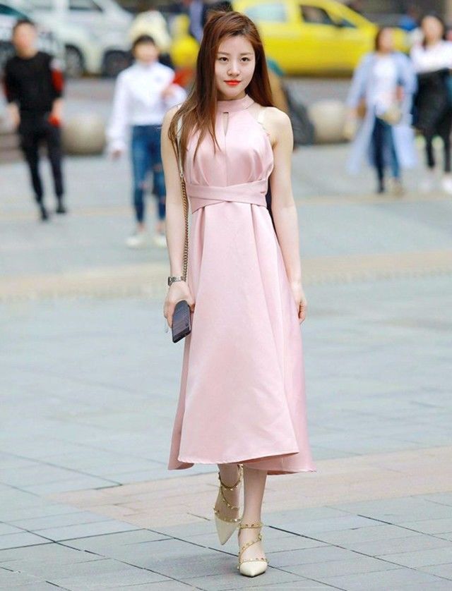 街拍：这样的女生舒适养眼，简单的穿搭很有女人味