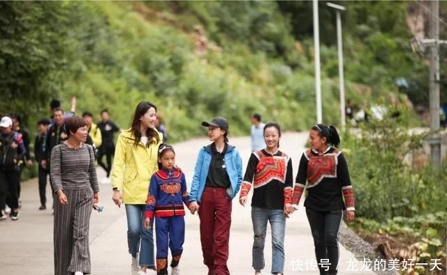 #钢梯#四川“悬崖村”不愿搬,获6亿资助后修建钢梯,如今变成咋样了?