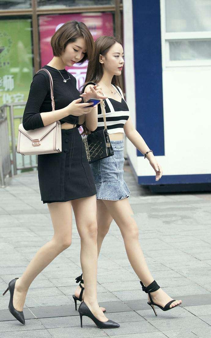 重庆街拍: 黑色凸显好身材 网友: 喜欢第四个小姐姐的干净利落