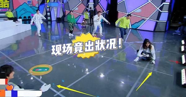  『张新成』谢娜做滑轮出意外差点冲出舞台，众人急去拉，张新成反应太过真实