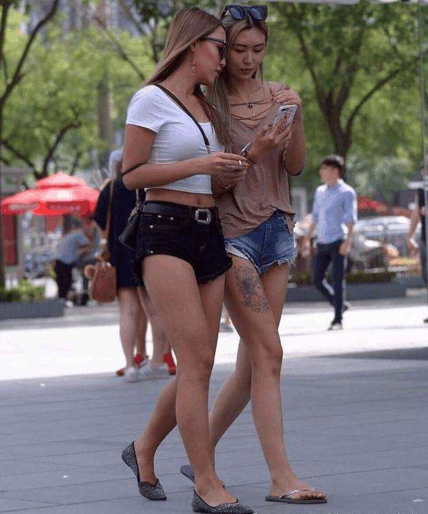 街拍：图1小姐姐裤子两个大洞，现在年轻人流行这么穿?