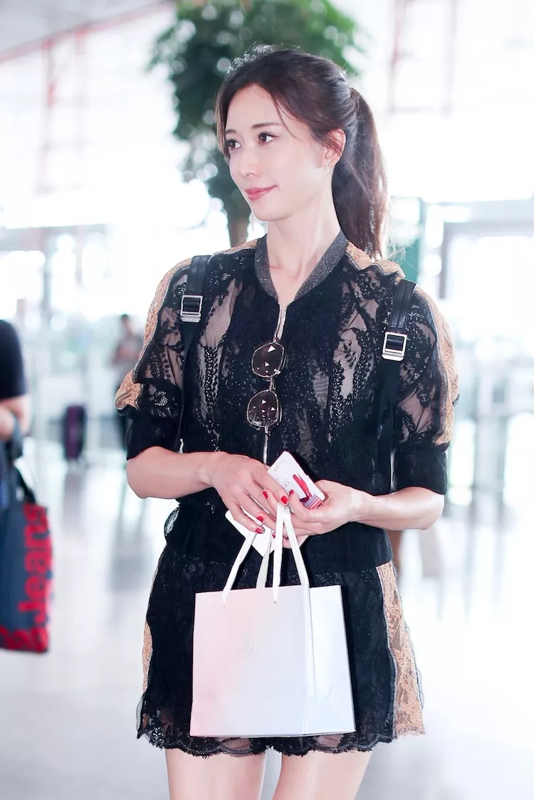 林志玲真厉害，透视蕾丝穿的这么高级，网友：44岁跟24岁一样