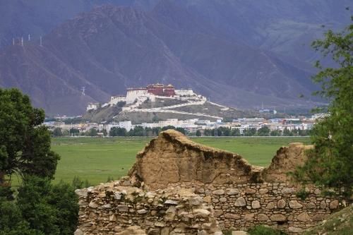 西藏这些“山顶上的宫殿”，为何大多建在山崖之上