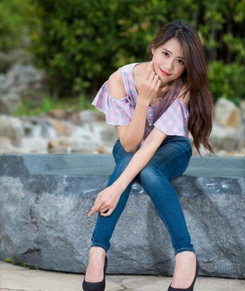 牛仔裤展现青春活力，而且很百搭，在每个场合穿搭都很适合！