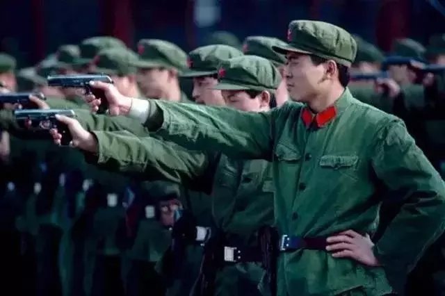 70年代身着65式军服的解放军，条件虽艰苦，但个个精气神十足