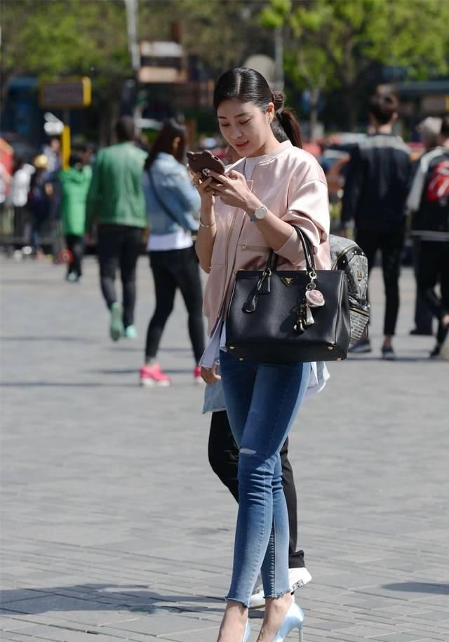 「展现」蓝色紧身牛仔裤搭配尖头细跟鞋,会穿的姑娘,总是特别会展现身材