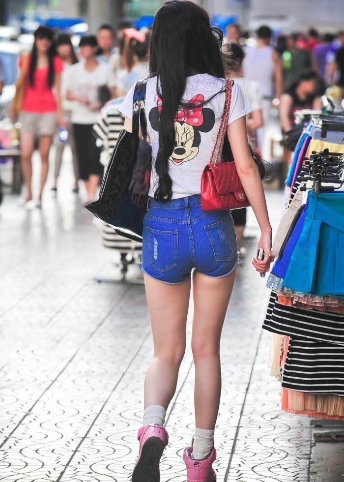 穿紧身短裤的小姐姐,丰腴身材清晰可见,勾勒体形很吸睛