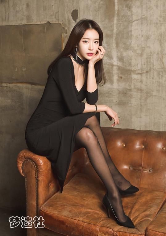 黑丝尤物美女模特美腿高跟鞋写真