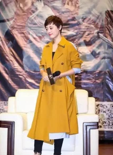  『学好』40岁女性还可以时尚潮流又抢镜头，学好明星穿搭方法，道别土味时尚潮流