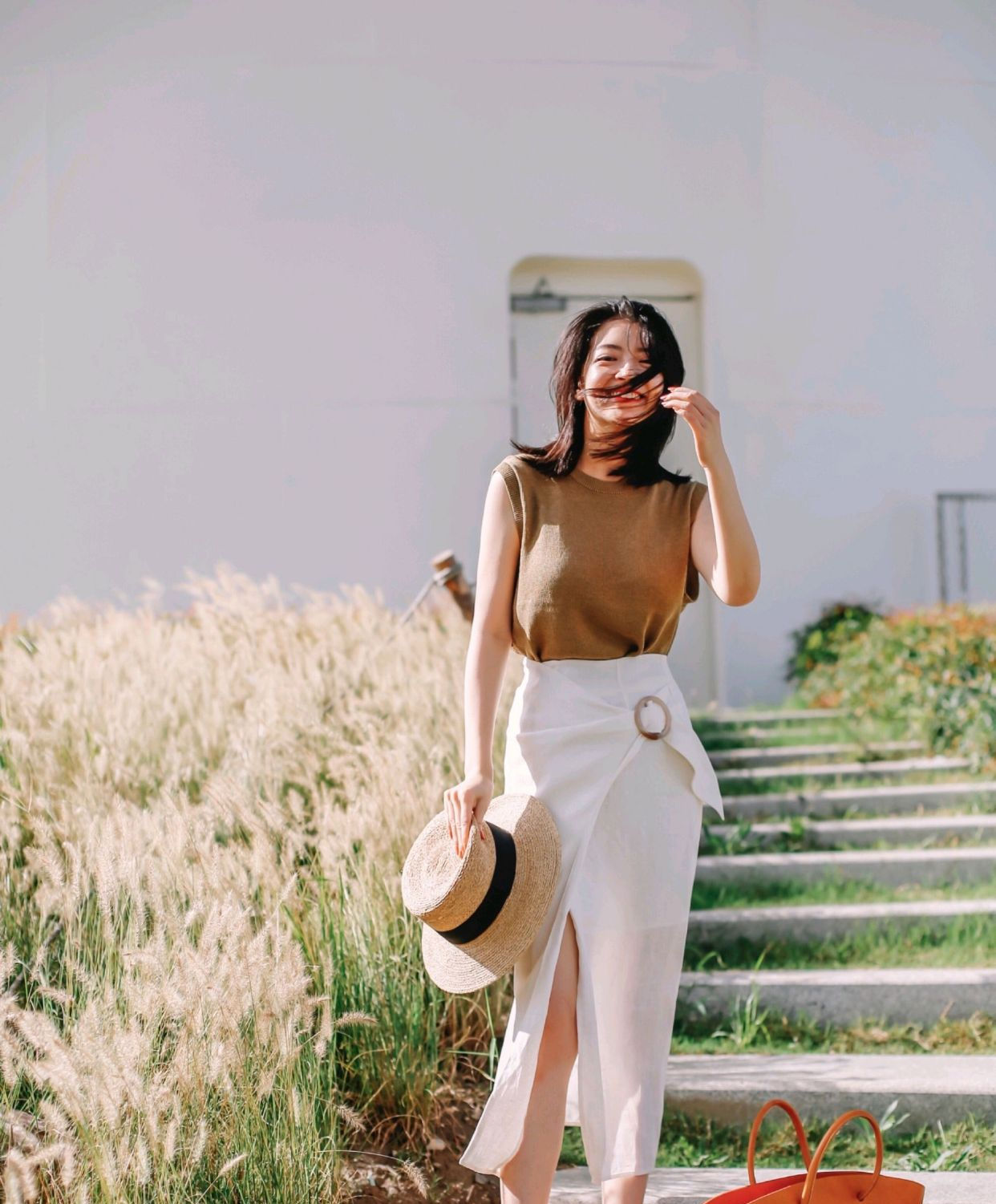  腿部线条：三木告诉你怎么穿出高级感,驼色针织衫配卡其色高腰裤,清新复古