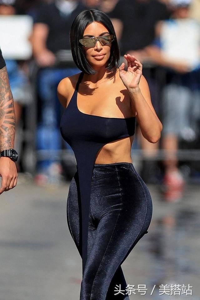 卡戴珊家族5姐妹集体出镜拍摄大片，金卡戴珊秀逆天“豪华臀”！