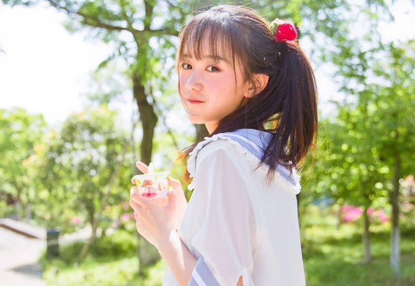 胖胖的身材，却有着一张神似梦露的脸，这个模特不简单!