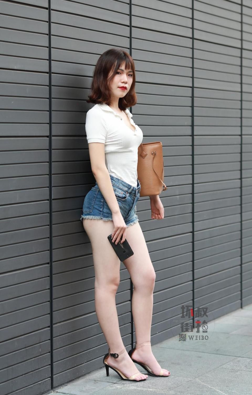 街拍:美女凹凸有致的好身材，穿衣非常凹造型，日常羡慕好身材!