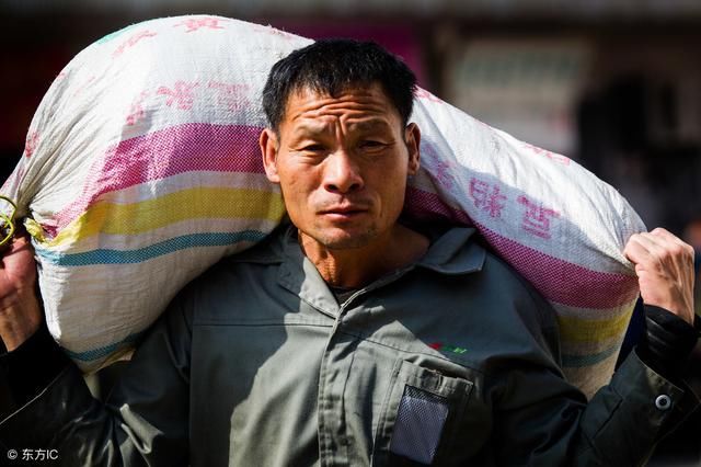 春节将至民工返乡回家过年，一年在外只余二万块钱，老农说正常