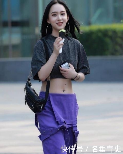 黑色@街拍:语笑嫣然的小姐姐,一件黑色上衣配紫色休闲裤,青春靓丽美