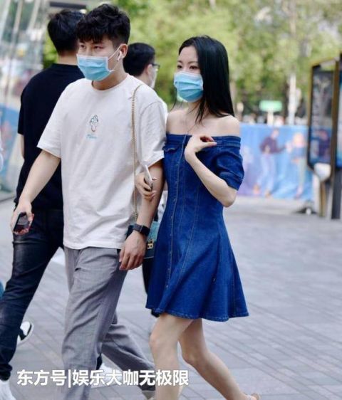  [风采]街拍：气质高雅的美女，一件橘黄色的连衣裙，时尚女神风采迷人