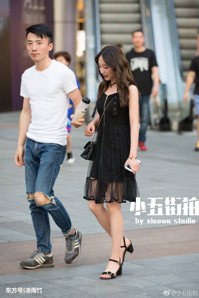 重庆街拍，好身材配上简单的净色吊带连衣裙也是好看的