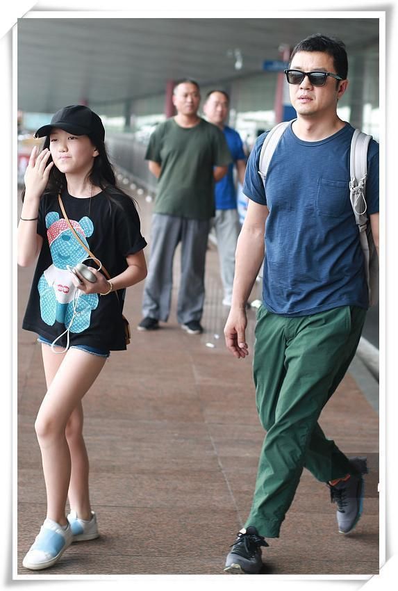 12岁李嫣穿短裤腿长竟超过1米，网友直呼：王菲基因好强大！