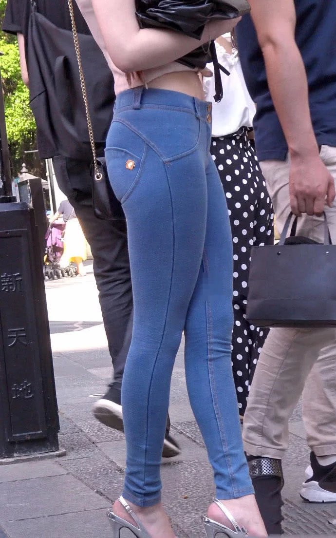 街拍美女：气质淡雅的紧身牛仔裤靓女，纯蓝色的牛仔裤如此美妙