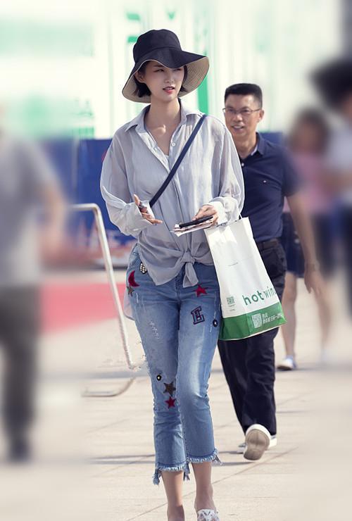 路人街拍：清新美丽的小姐姐，短装下的修长美腿最耀眼