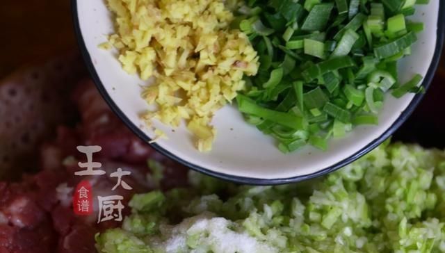  吃腻：普通肉丸都吃腻了？这道咖喱小丸子香味浓郁，让你胃口大开