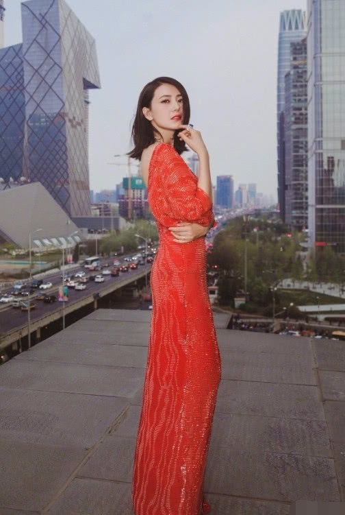 高圆圆真厉害，身着一袭红裙美翻了，终于知道赵又廷为什么娶她！