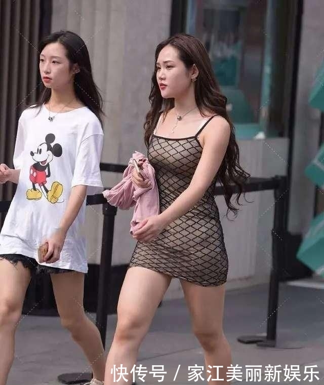 【闺蜜】“大象腿”的吊带裙美女,丰腴多姿令闺蜜甘愿做“绿叶”!