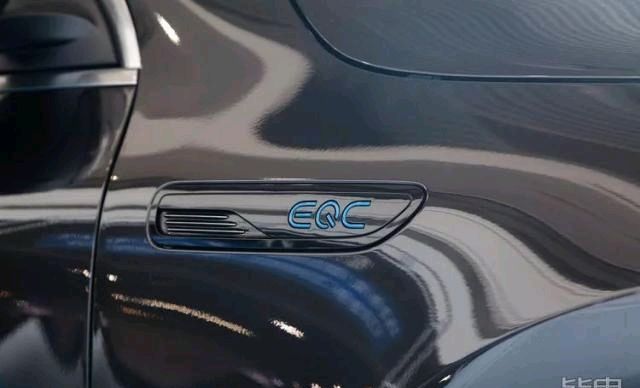 「娱乐系统」续航415km+5.2s破百!实拍奔驰首款纯电SUV
