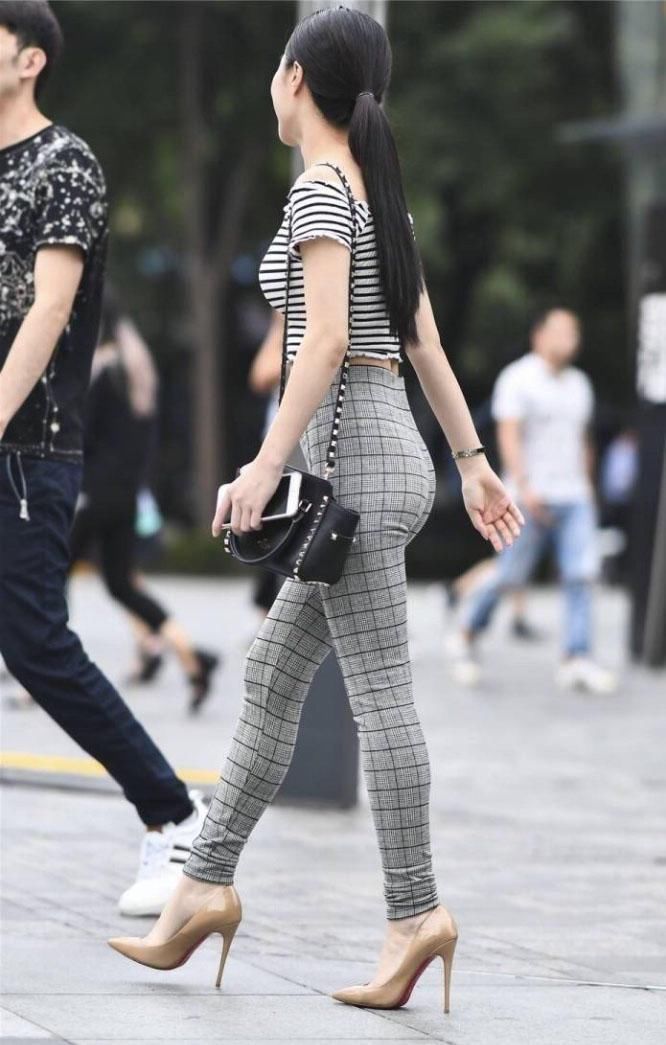 街拍:小姐姐穿格纹紧身裤秀出丰满身材，完美的弧线没有一个褶皱