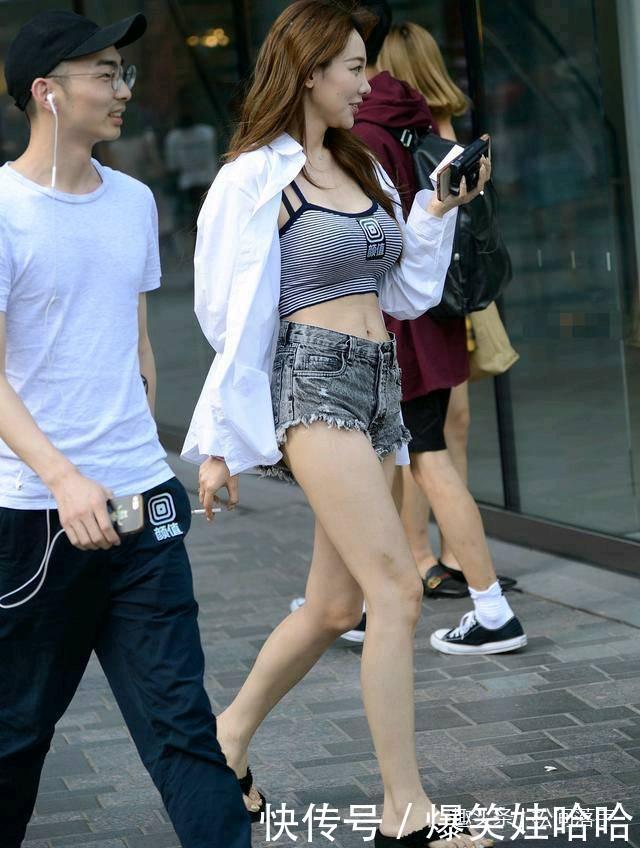 街拍，条纹内衣搭配牛仔热裤，美女身材丰满，网友：真的可爱！