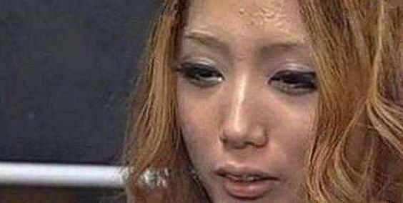 美女坚持2年不卸妆，花3小时卸完妆后，自己被自己吓到了！