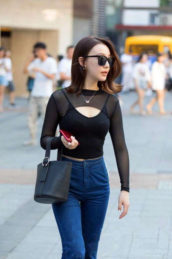 街拍: 美女一身时尚装扮很清新, 妥妥女神范!