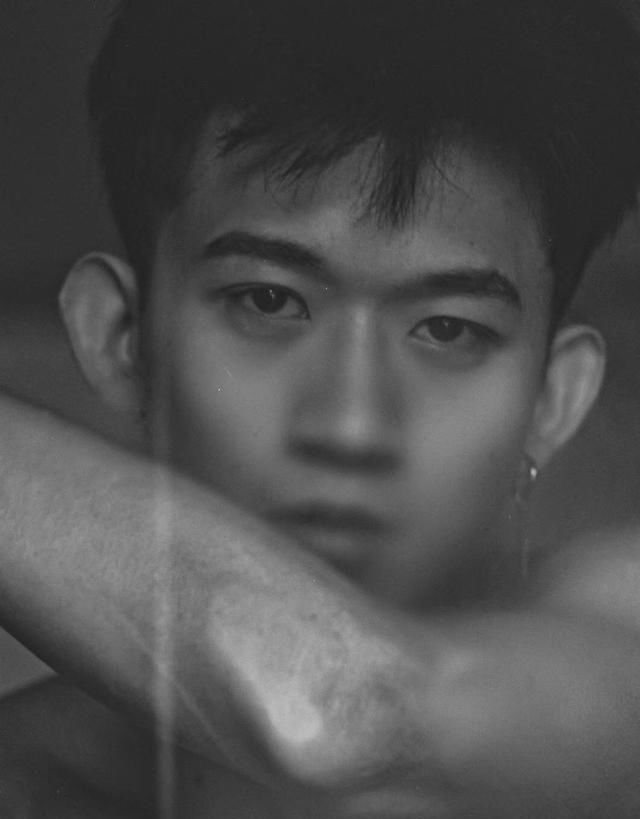  [写真]精致文艺男下关火车站拍艺术写真20岁男孩穿白色背心衬托