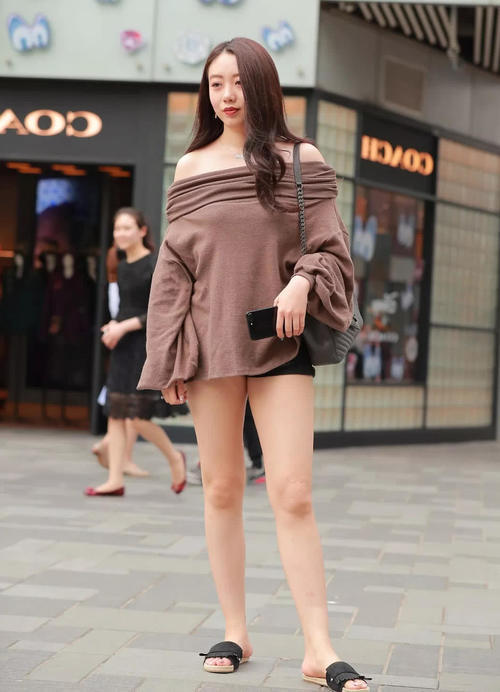 31岁健身小姐姐,体重120斤腹部平坦大腿粗壮,强壮不失优美的身