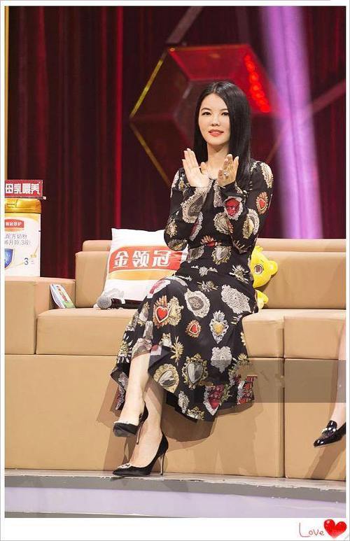 42岁李湘真瘦了，一身印花连衣裙高级有范，网友：这颜值让人怀疑