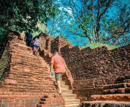 200多米的巨石上，有一座神秘宫殿，被赞誉为世界第八大奇迹