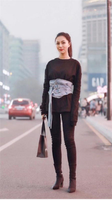  身穿|街拍：小美女身穿背心搭配宽松裤，显得清纯干练，展现出自然美感
