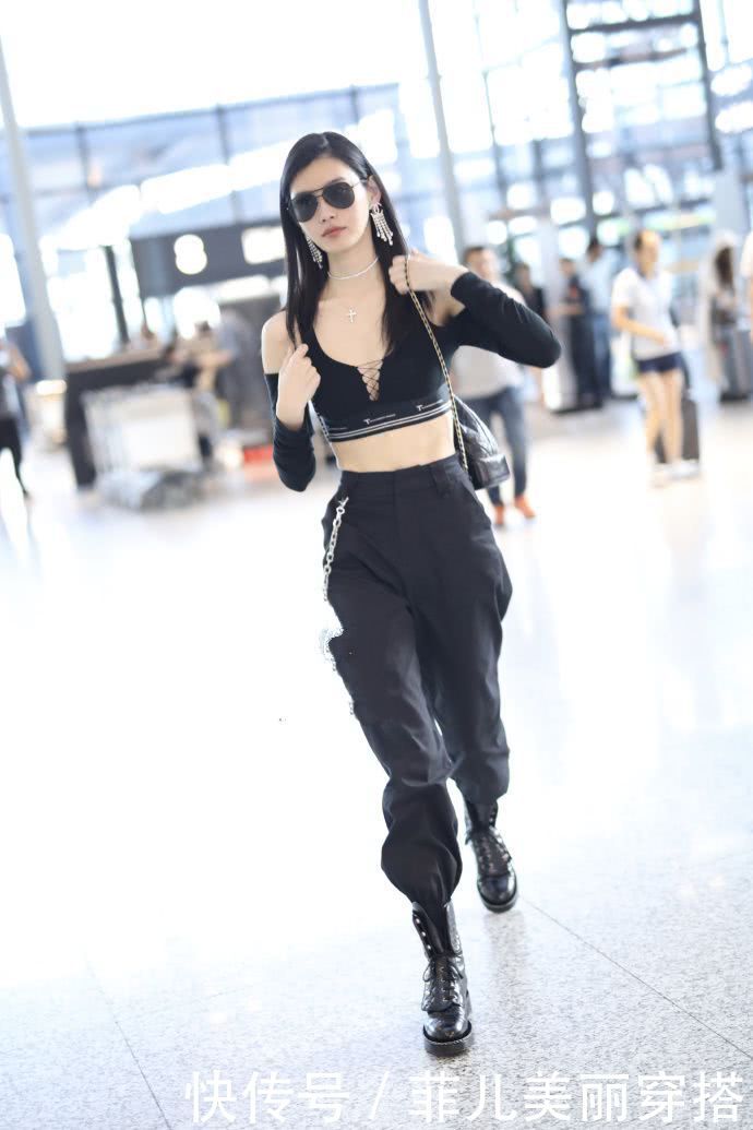 奚梦瑶真省布料！上身穿件内衣就敢去逛机场，网友：没点安全感！