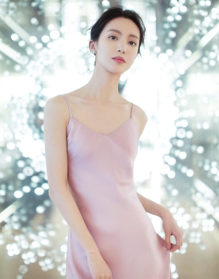 北舞校花金晨尴尬了，穿吊带裙却没有高级感，气质太网红!