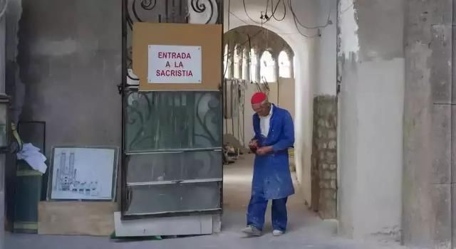 他用半个世纪捡来的垃圾建成教堂，不用起重机，仅凭双手创造奇迹