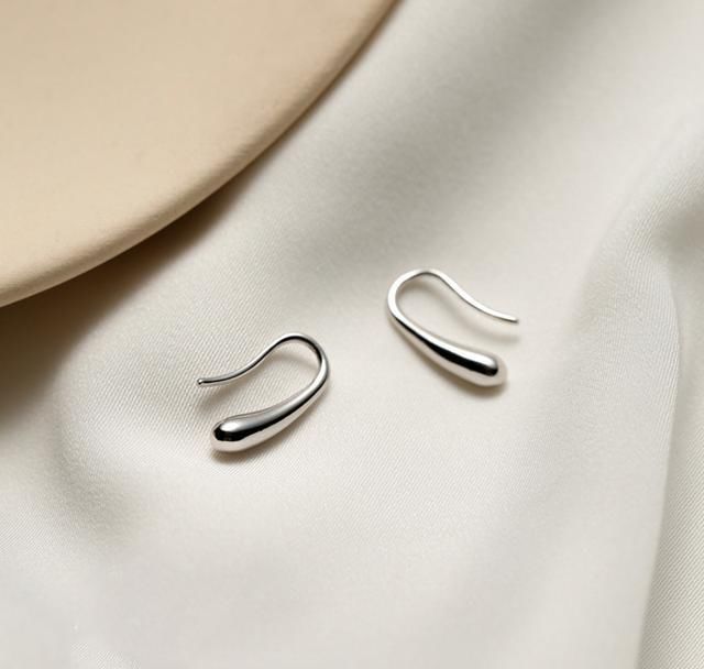  『耳环』这些耳环简约，但戴上很有气质