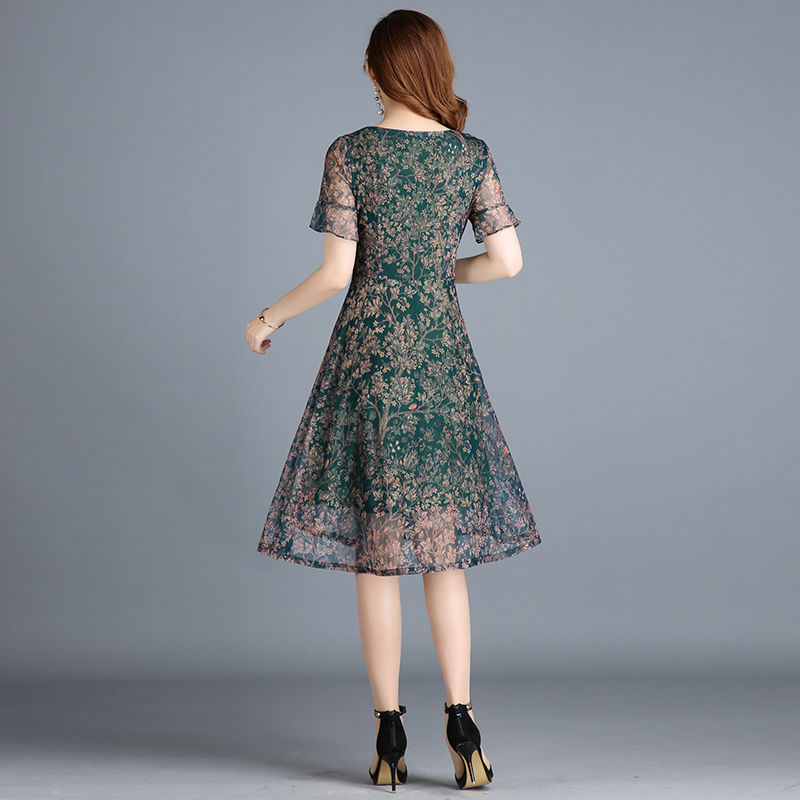 生日宴,53岁婆婆穿这身高雅裙,惊艳全场,众人直夸显嫩美