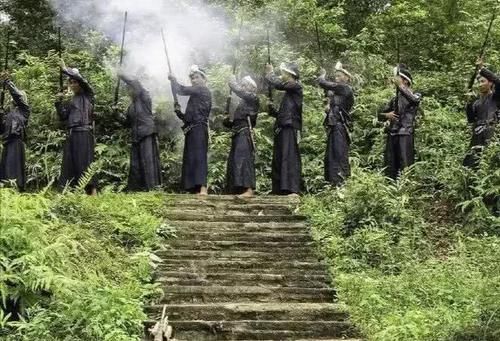 中国最后的持枪部落：男子用镰刀剃头，大爷持枪表演：一枪20元