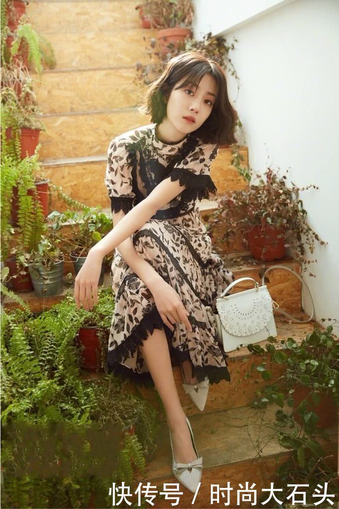 李溪芮穿斜肩开叉裙现身，好身材藏不住，网友：这腿真服了！