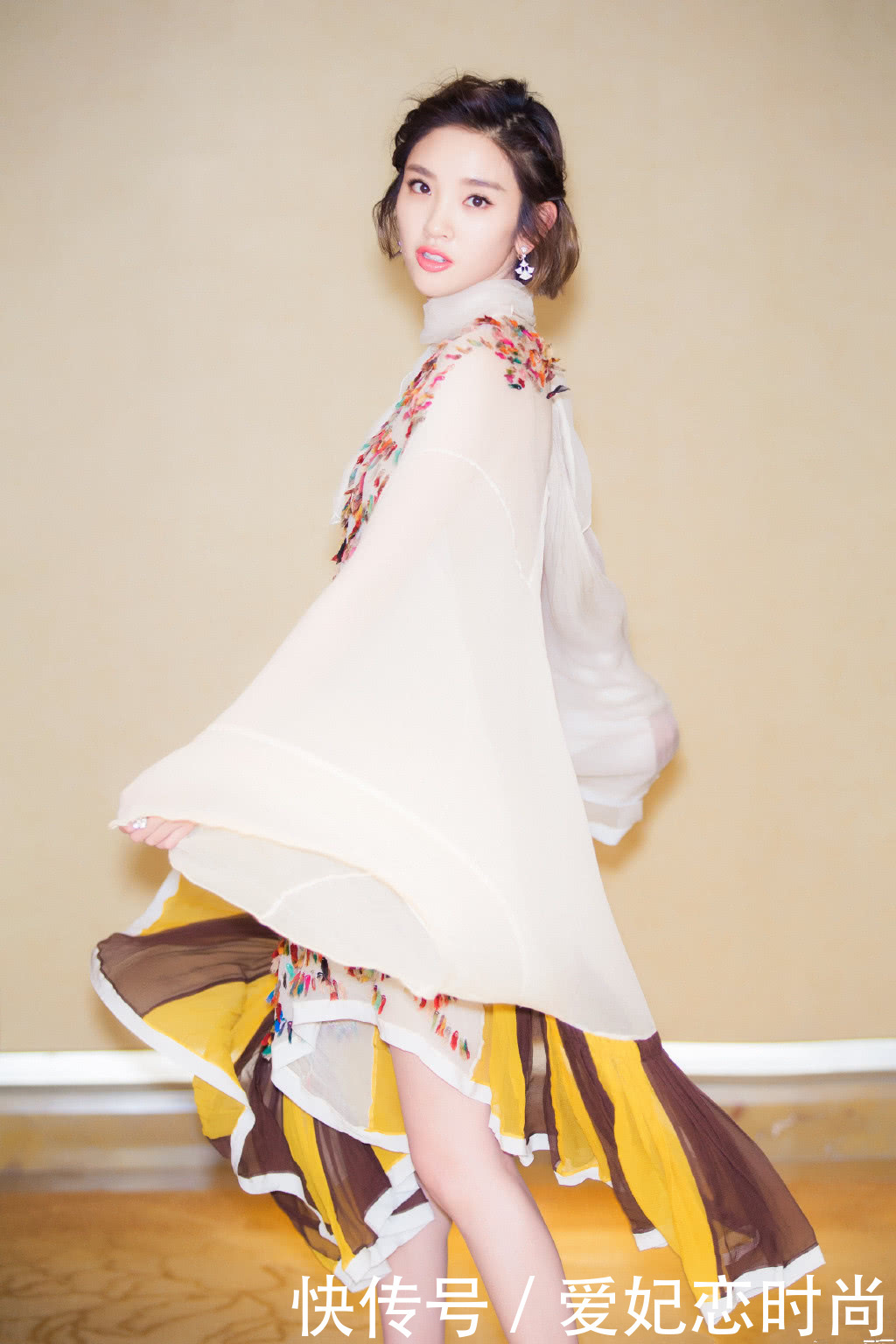 唐艺昕惊艳了！易拉罐半身裙也能穿得这么美，网友：张若昀好福气