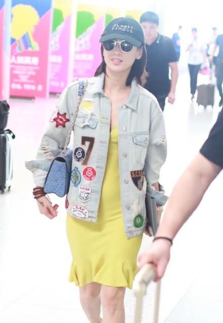 黄圣依身穿紧身连衣裙现身，惊现微凸小腹，网友：这是吃胖了？