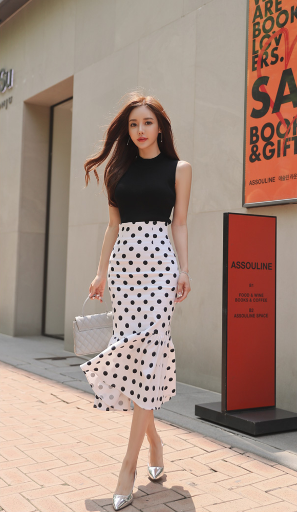 女神孙允珠，玄武岩黑磨牛奶波点无袖套裙